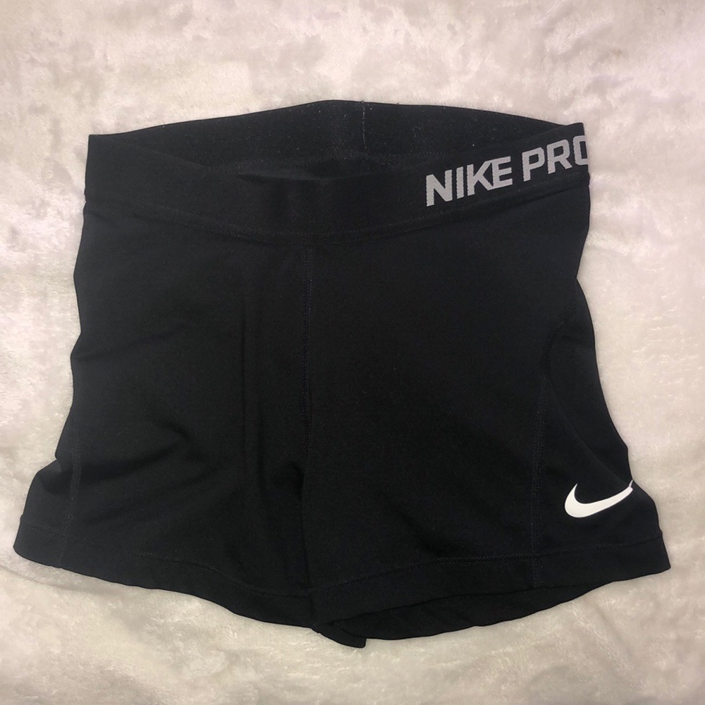 Black nike pro shorts !!